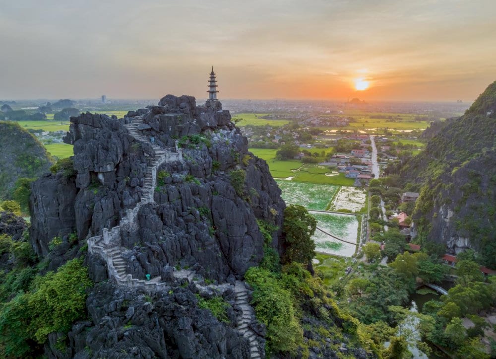 The highlight of Mua Caves is the beautiful scenery on the path leading to the top of Mua mountain with nearly 500 stone steps
